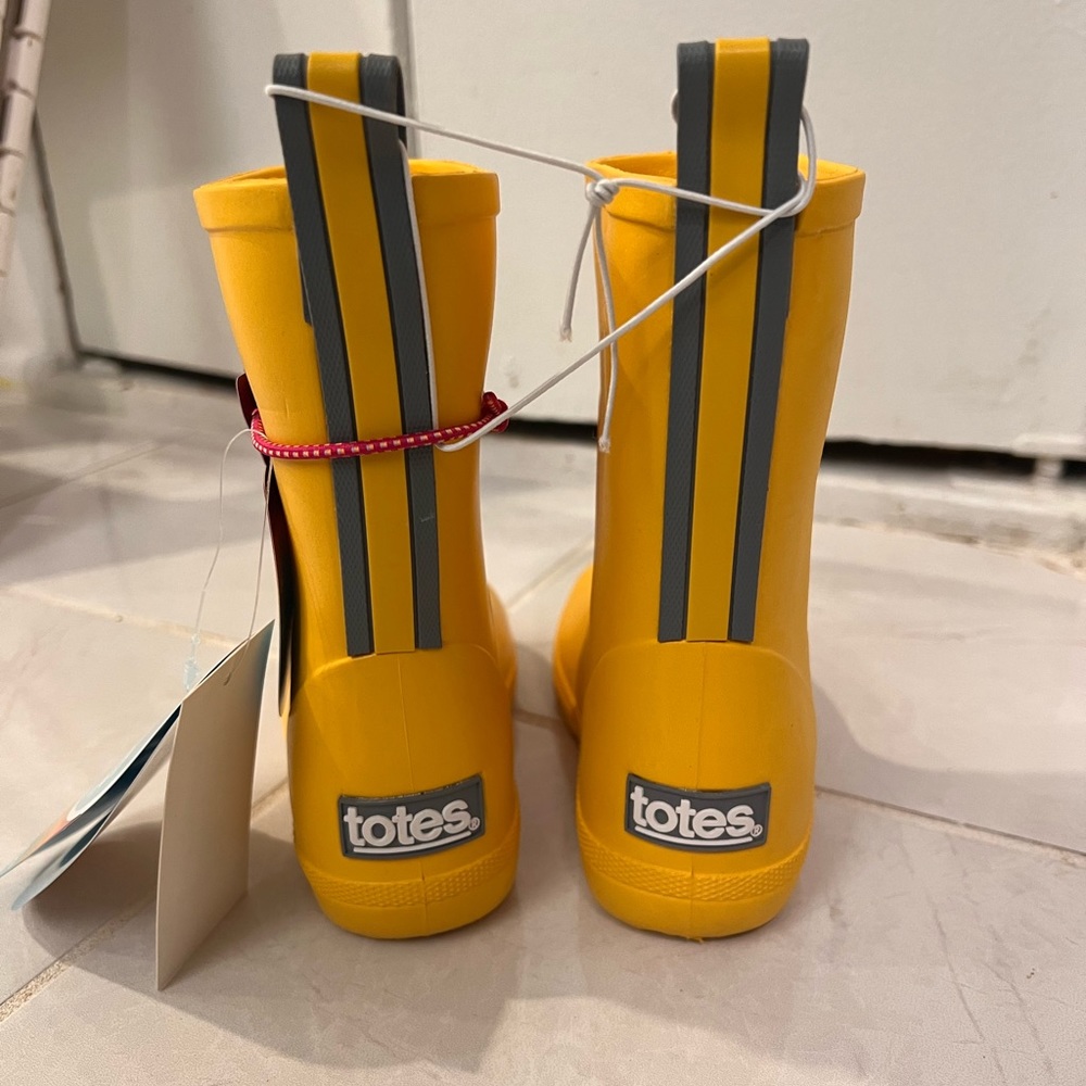Tote toddler rain boots yellow size 7-8T